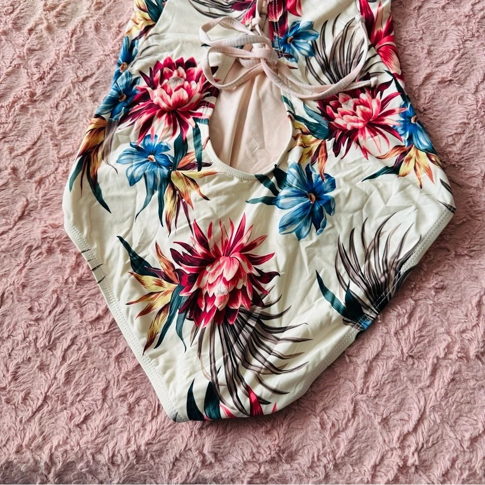 Splendid Crisscross One-Piece Swimsuit Off Tropic Cream Size M | Chic Resortwear